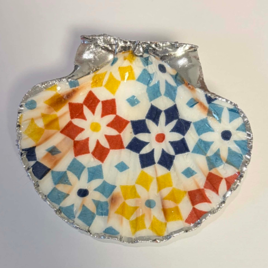 Decorated Scallop Shell Trinket Dish / Soap Dish - Retro Flower Design